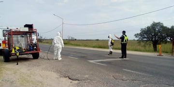 Bomberos voluntarios y policías de Santa Rosa de Calchines se encargan de controlar el paso de los vehículos de carga\u002E (Facebook)