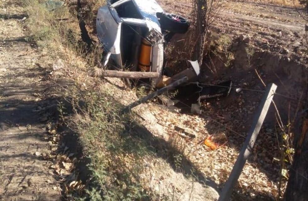 Por hacer un giro en U provocó un choque frontal