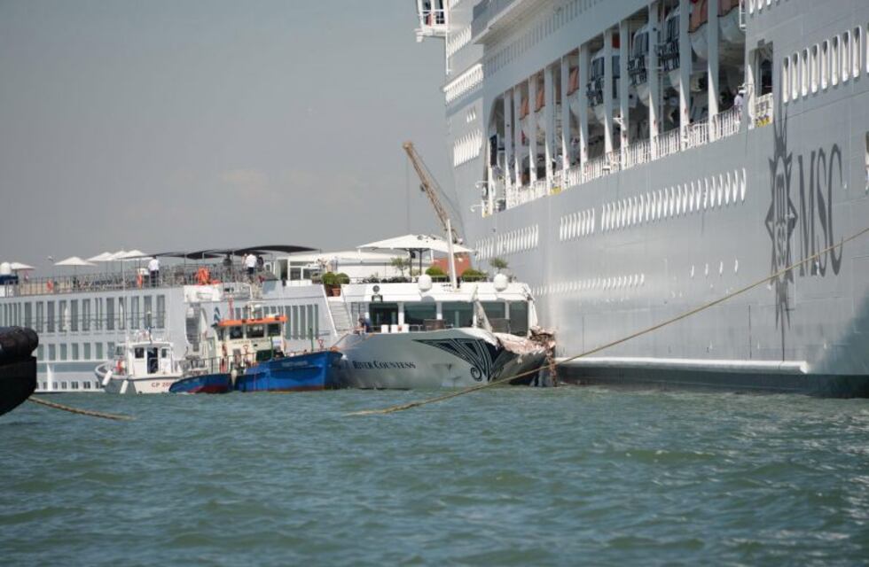 Un crucero chocó con un barco turístico en Venecia: cuatro heridos