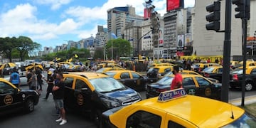 Caos en el Obelisco porteño por protesta de taxistas  (Clarín)
