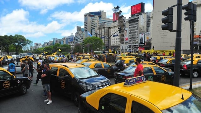 Caos en el Obelisco porteño por protesta de taxistas (Clarín)