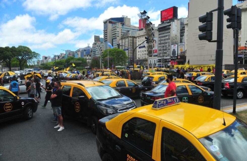 Taxistas protestaron en distintos puntos de la Ciudad contra las "aplicaciones de transporte ilegal"