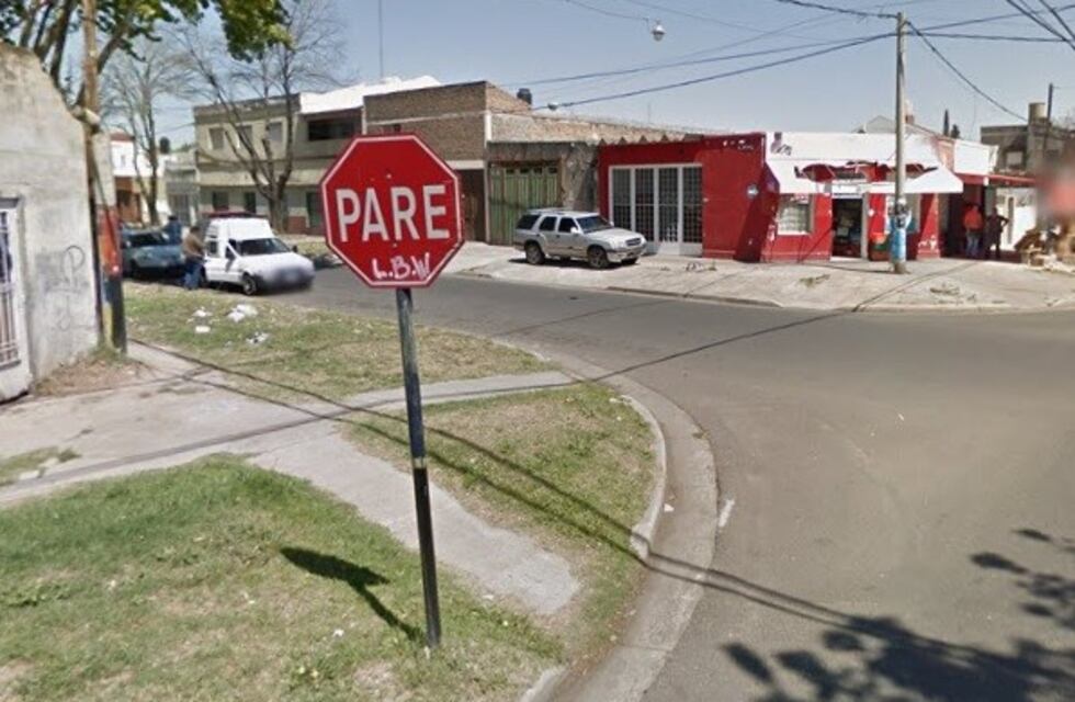 Motociclista ignoró el cartel de pare, chocó a un auto y murió