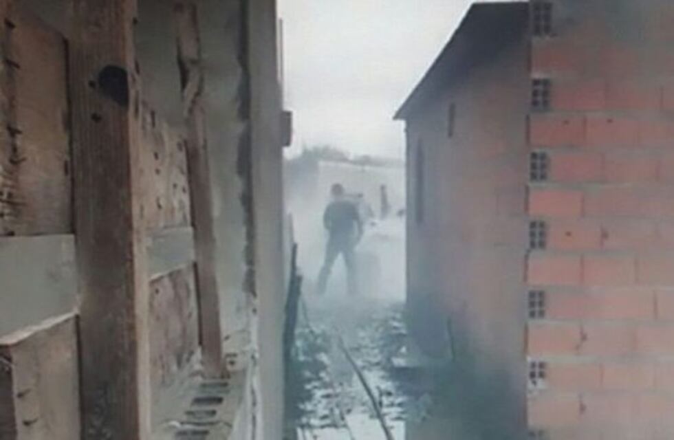 Una mamá dejó a sus hijos de 3, 5 y 7 años solos y se incendió la casa