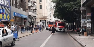 Principio de incendio en el subsuelo de una sucursal bancaria céntrica (@emergenciasAR)