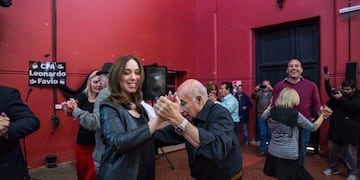 María Eugenia Vidal y Martiniano Molina pasaron un buen momento juanto a un grupo de jubilados\u002E