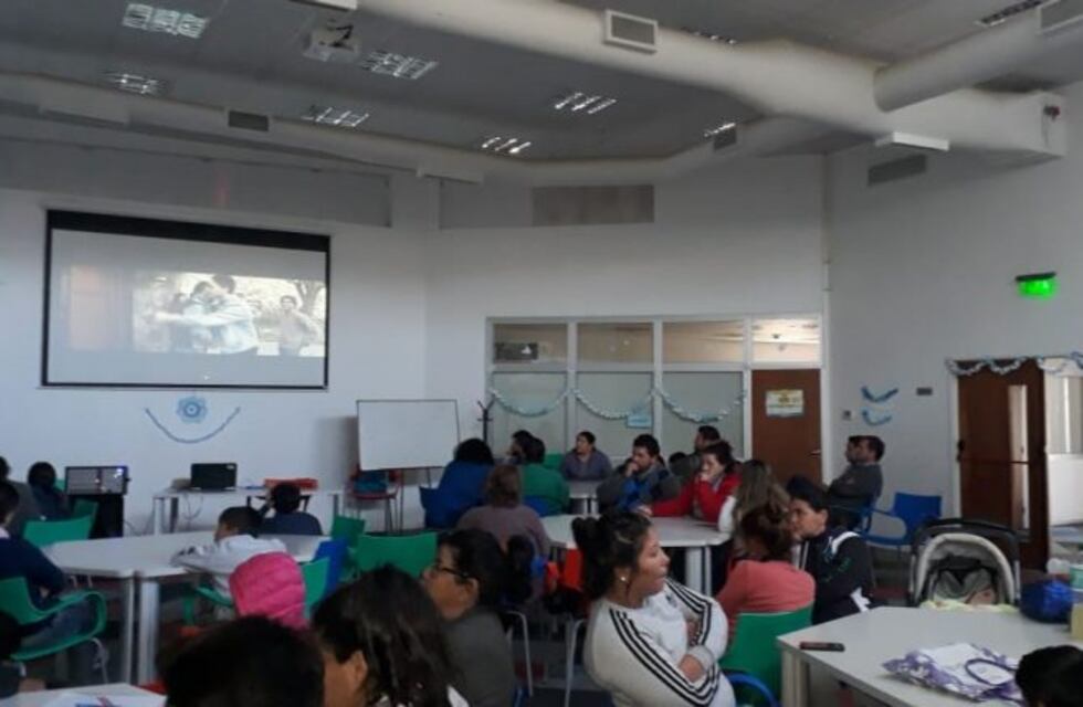 Continúa la proyección de la película "Distantes"