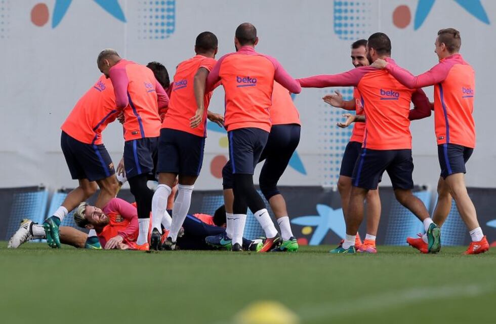 Messi, Neymar y Suárez perdieron jugando al "loco" con sus compañeros