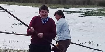 El padre Juan Carlos Mendoza, que fue en canoa hasta la Escuela 271 del interior de Esquina Corrientes para dar misa\u002E