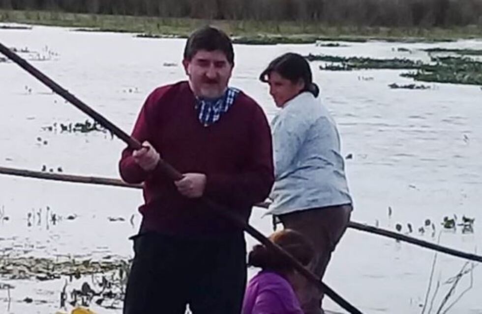 Un sacerdote llegó en canoa hasta un paraje para dar misa