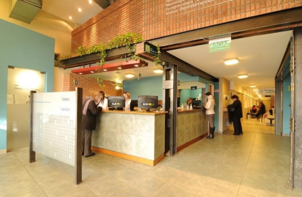 Denuncian a un grupo médico por mantener profesionales en negro y pagarles con cheques sin fondos