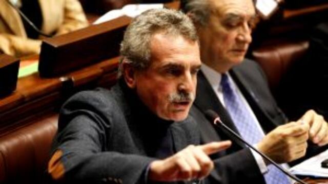 MON16. MONTEVIDEO (URUGUAY), 21/06/2016.- El integrante del Parlamento del Mercosur (Parlasur) por el opositor Frente para la Victoria de Argentina, Agustu00edn Rossi, participa de una sesiu00f3n ordinaria del organismo hoy, martes 21 de junio de 2016, en Montevi