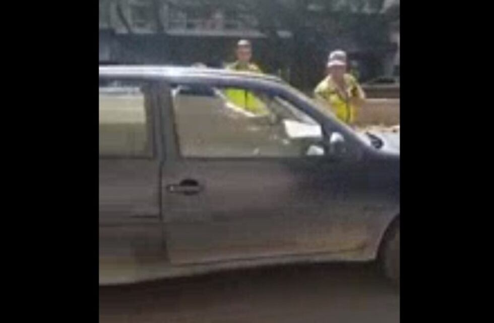 Huyó de un control y casi atropella a inspectores y un policía