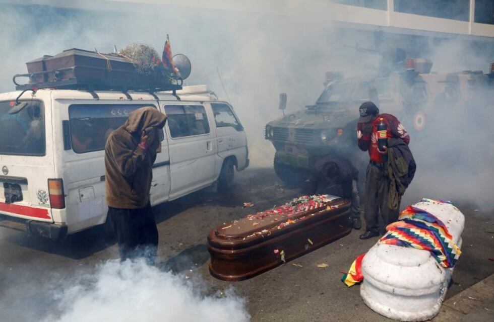 La historia de la imagen que recorre Bolivia sobre los ataúdes entre gas lacrimógeno
