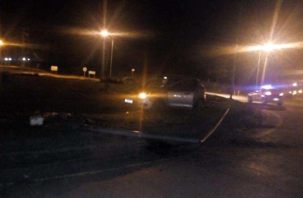 Perdió el control del vehículo e impactó contra un poste de alumbrado público