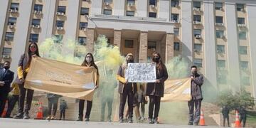 Trabajadores de las líneas de bajo costo reclamaron en Mendoza por la reapertura del aeropuerto El Palomar\u002E