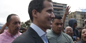 20/02/2019 20 February 2019, Venezuela, Caracas: Juan Guaido, self-appointed interim president of Venezuela, (C) arrives to a protest held by private and public workers of the transport sector to support him\u002E Venezuela is witnessing a power struggle between self-proclaimed acting President Juan Guaido and incumbent President Nicolas Maduro\u002E Photo: Roman Camacho/SOPA Images via ZUMA Wire/dpa POLITICA INTERNACIONAL Roman Camacho/SOPA Images via ZU / DPA