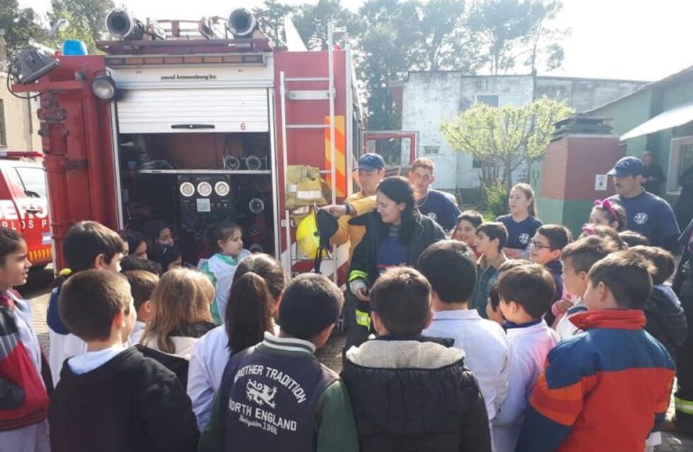 Carlos Paz: Alumnos de tercer grado recorrieron el cuartel de Bomberos