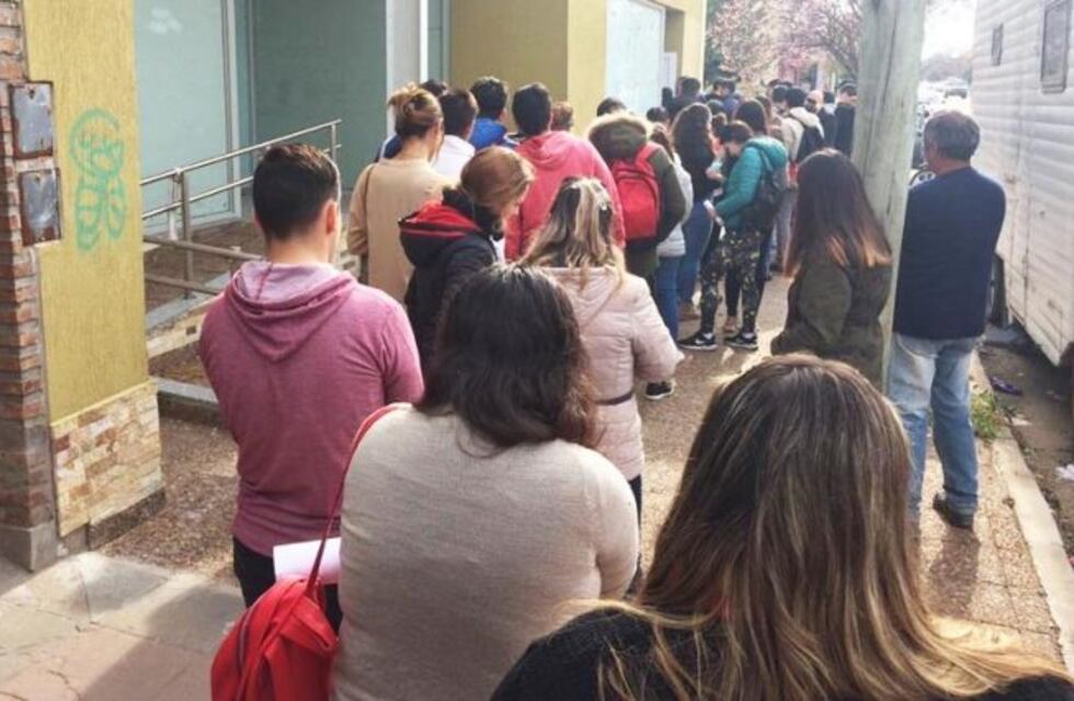 Mas de una cuadra de cola con un centenar de postulantes para 15 puestos de trabajo