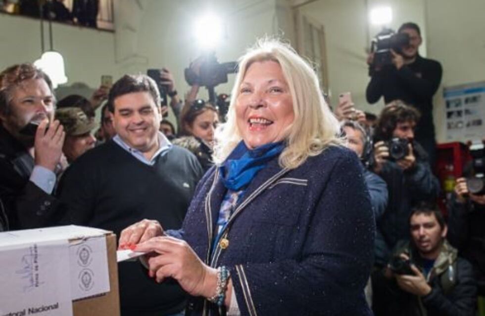 Increparon a Elisa Carrió en la escuela donde votó