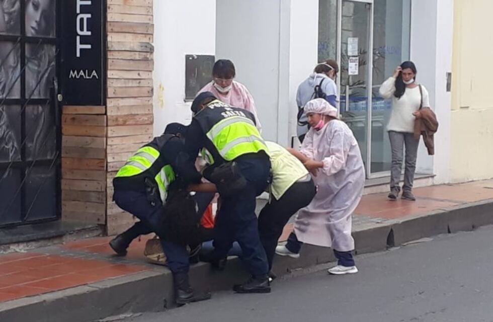 Se cruzó con la amante de su marido en pleno centro y las tuvo que separar la policía