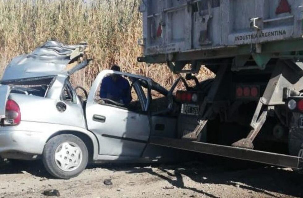 Trágico accidente: cinco muertos por un choque entre un camión y un auto