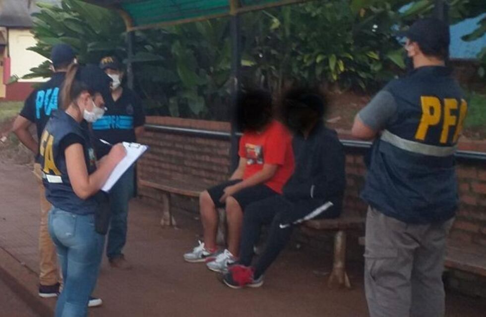 Dos jóvenes fueron detenidos por violar la cuarentena y tenían marihuana