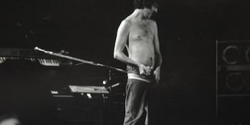 García, a punto de bajarse los pantalones en Atenas\u002E Foto de Fino Pizarro, 1983\u002E