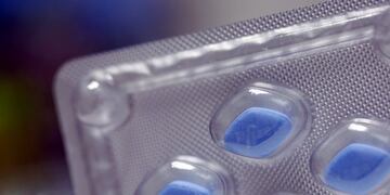 A blister pack containing Pfizer's 0\u002E50mg Viagra tablets, produced by Pfizer Inc\u002E, is arranged for a photograph in London, U\u002EK\u002E, on Friday, May 2, 2014\u002E AstraZeneca Plc rejected Pfizer Inc\u002E's sweetened takeover proposal, saying the 63\u002E1 billion-pound ($106\u002E5 billion) offer fails to recognize the value of the promising experimental medicines under development by the U\u002EK\u002E's second-biggest drugmaker\u002E Photographer: Chris Ratcliffe/Bloomberg londres inglaterra comprimidos de Viagra blister pastillas medicina