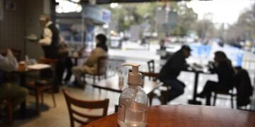 Los bares y restaurantes podrán atender clientes de 6 a 23 horas\u002E