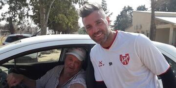 Como en casa\u002E Chiarini, recibido por Santos Turza en La Agustina\u002E Todo muy Instituto\u002E