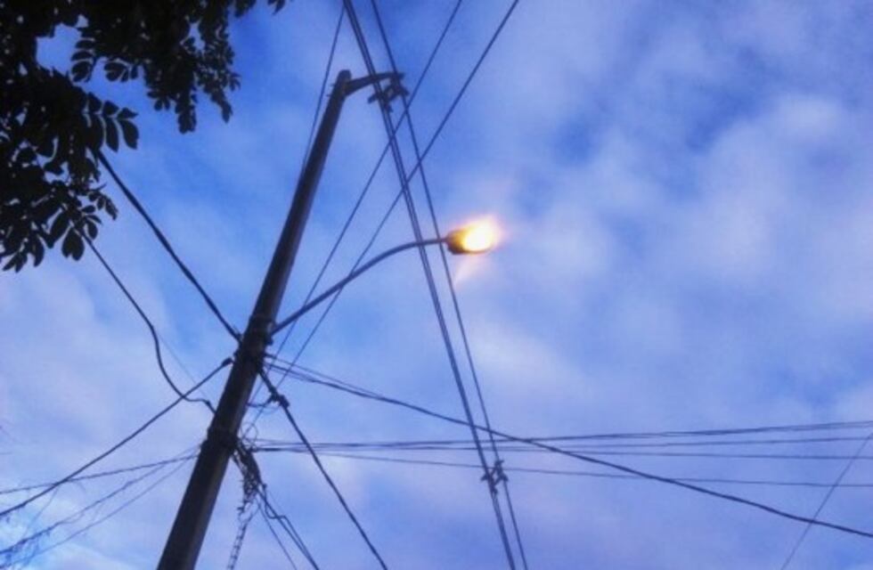 Vecimos de La Emilia reclaman por el cobro del alumbrado público tras la inundación