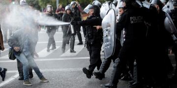 Enfrentamiento entre los manifestantes y la Policía de la Ciudad\u002E \n(Clarín / Emmanuel Fernández)