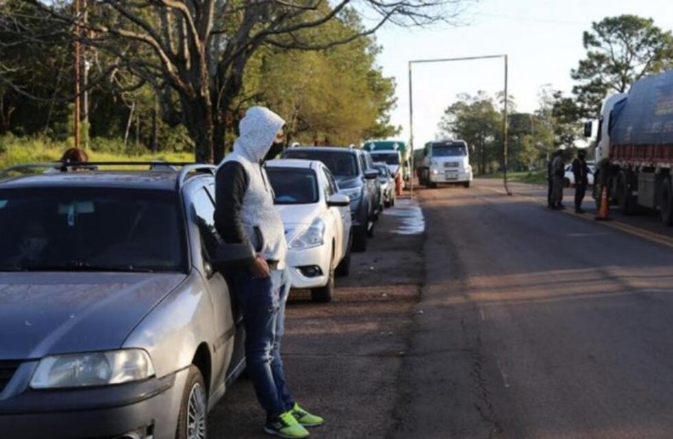 Larga cola de vehículos en la frontera de Misiones donde exigen certificado de salud