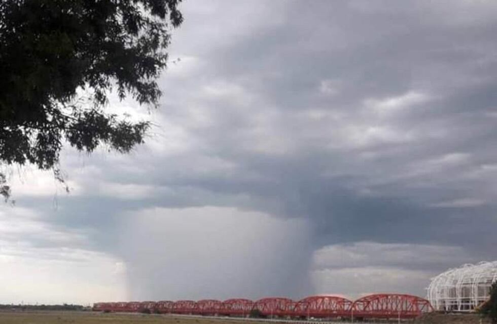 Una "nube pared" en el cielo sorprendió a los santiagueños