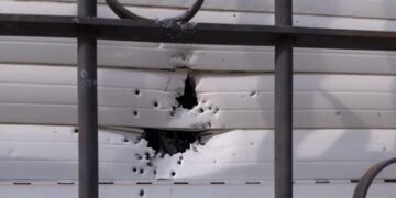 Así quedó la ventana de Reyes tras el tiroteo de su novio\u002E Fotos: Jorge Castro