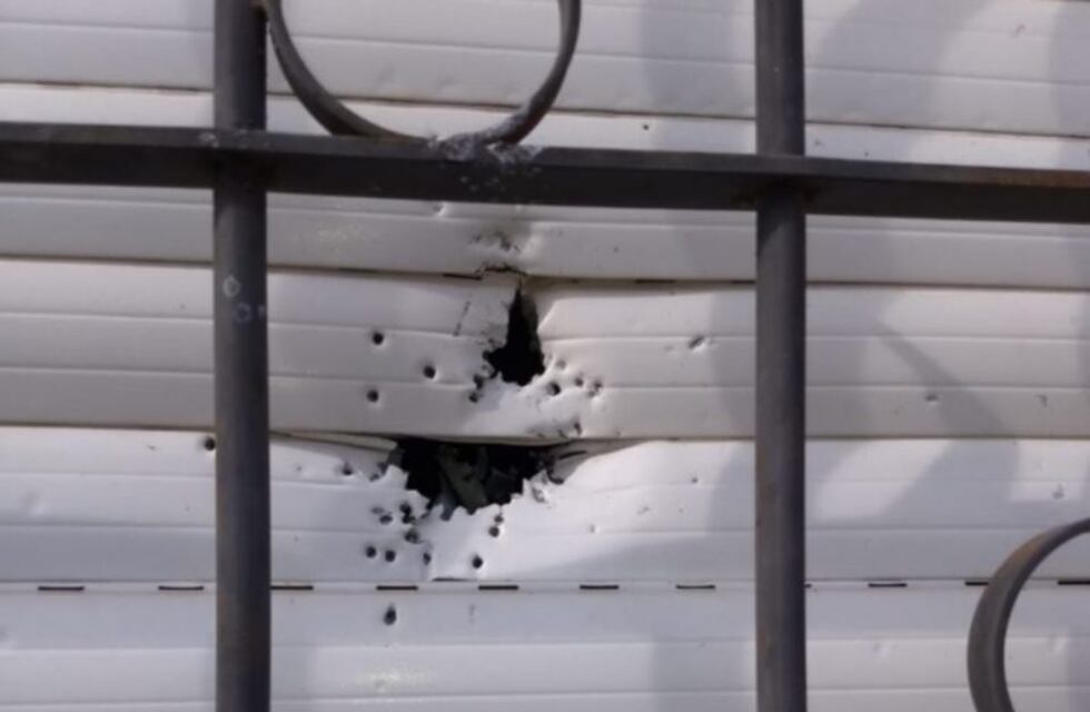 No soportó que lo dejara y le tiroteó la casa