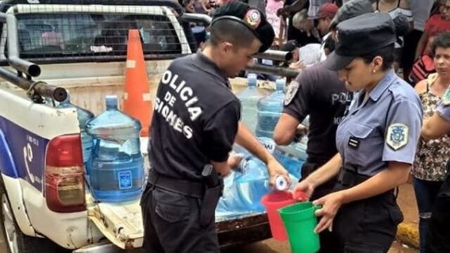 Efectivos de la Policía asistieron con agua fresca a la gente que esperaba para cobrar