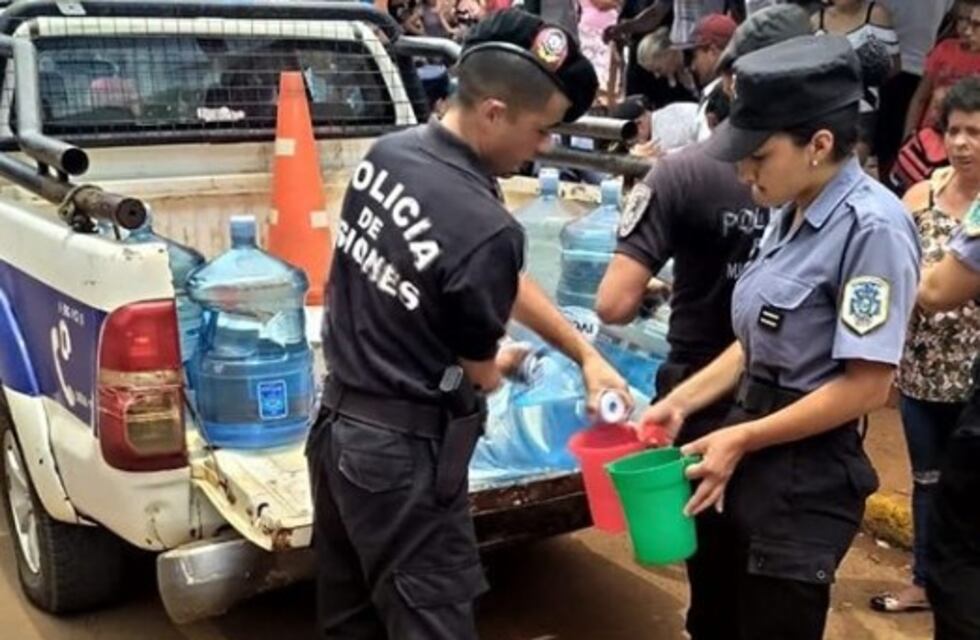 Efectivos de la Policía asistieron con agua fresca a la gente que esperaba para cobrar