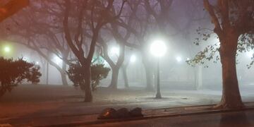 La baja visibilidad dominó Rosario en la primera mañana del año con intensa niebla\u002E (Vía Rosario)