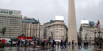 Vista del centro de la ciudad de Buenos Aires durante una fuerte tormenta \u002E EFE/David Fernández\r\n\r\n