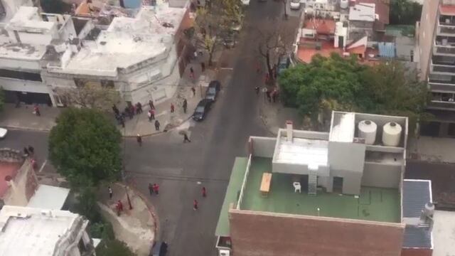 Un grupo de hinchas de Newell's provocu00f3 disturbios cerca de Montevideo y Pueyrredu00f3n.