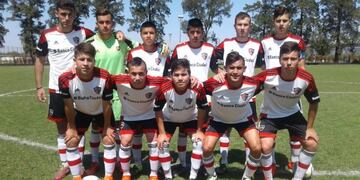 El juvenil es seguido de cerca por el club inglés\u002E (Newell's)