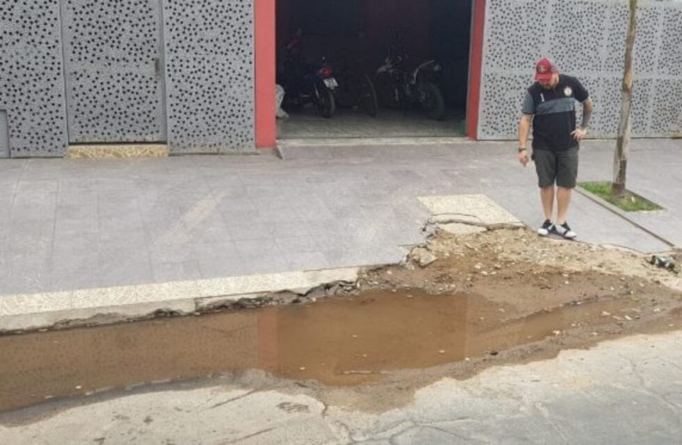 Un vecino no encuentra soluciones y tiene miedo de que le "hunda su casa"