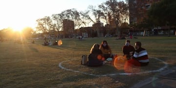 La Municipalidad de Rosario pintó círculos en parques públicos para garantizar el distanciamiento social por la pandemia de coronavirus\u002E (@munirosario)