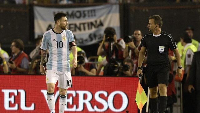 Argentina's forward Lionel Messi (L) argues with first assistant referee Emerson Augusto de Carvalho during the half time of their 2018 FIFA World Cup Russia South American qualifier football match against Chile, at the Monumental stadium in Buenos Aires,
