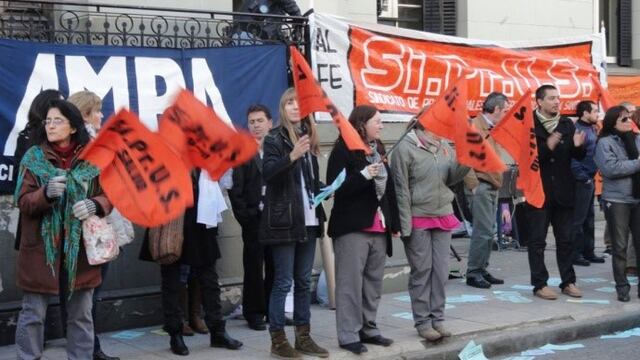 Protesta de profesionales de la salud nucleados en Amra y Siprus.