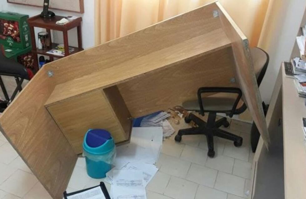 Locura en la municipalidad de Senillosa: un empleado entró armado y rompió todo