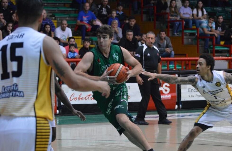 Atenas ganó un partidazo y llega entonado al clásico