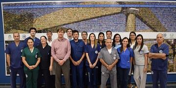 Equipo de trasplante con cirujanos cardiovasculares, urólogos, nefrólogos, anestesistas, instrumentadores y enfermeros